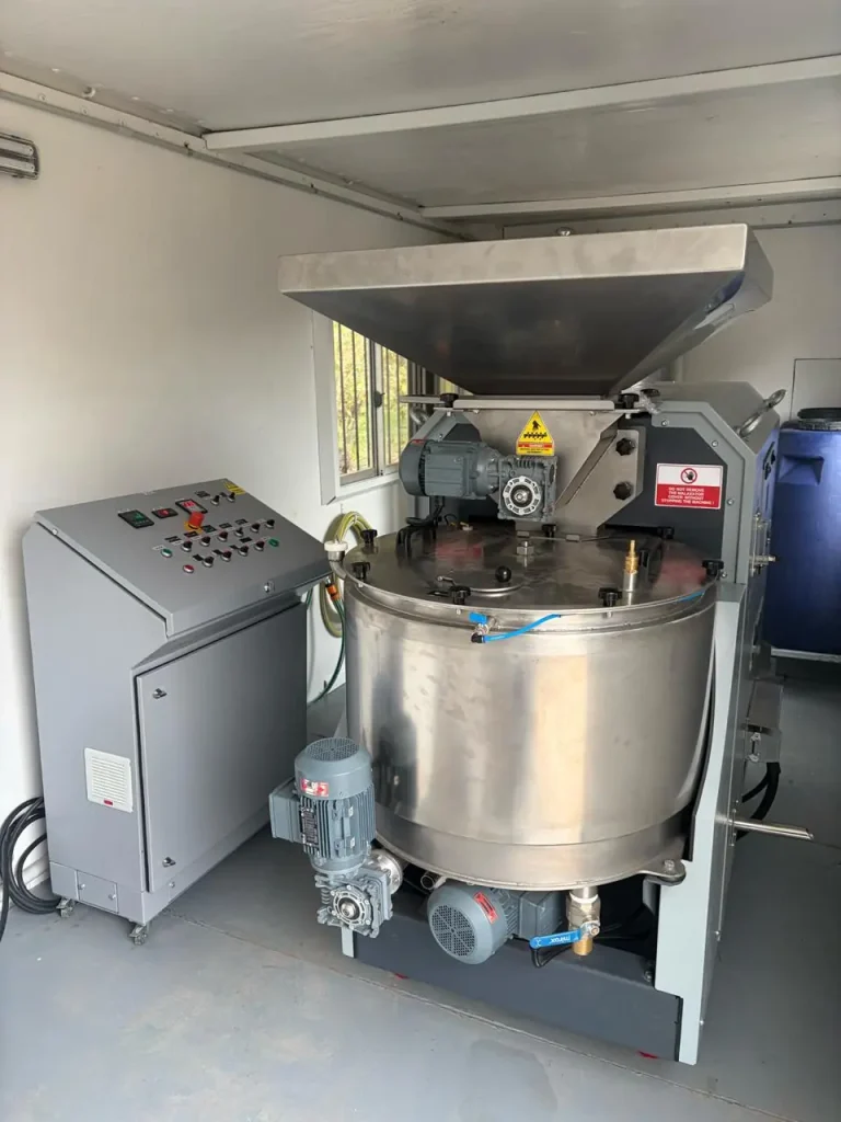 Línea Kocamaz de 200 kg/hora con batidora y tablero en sala modular, Agrofrutales, San Rafael, Mendoza