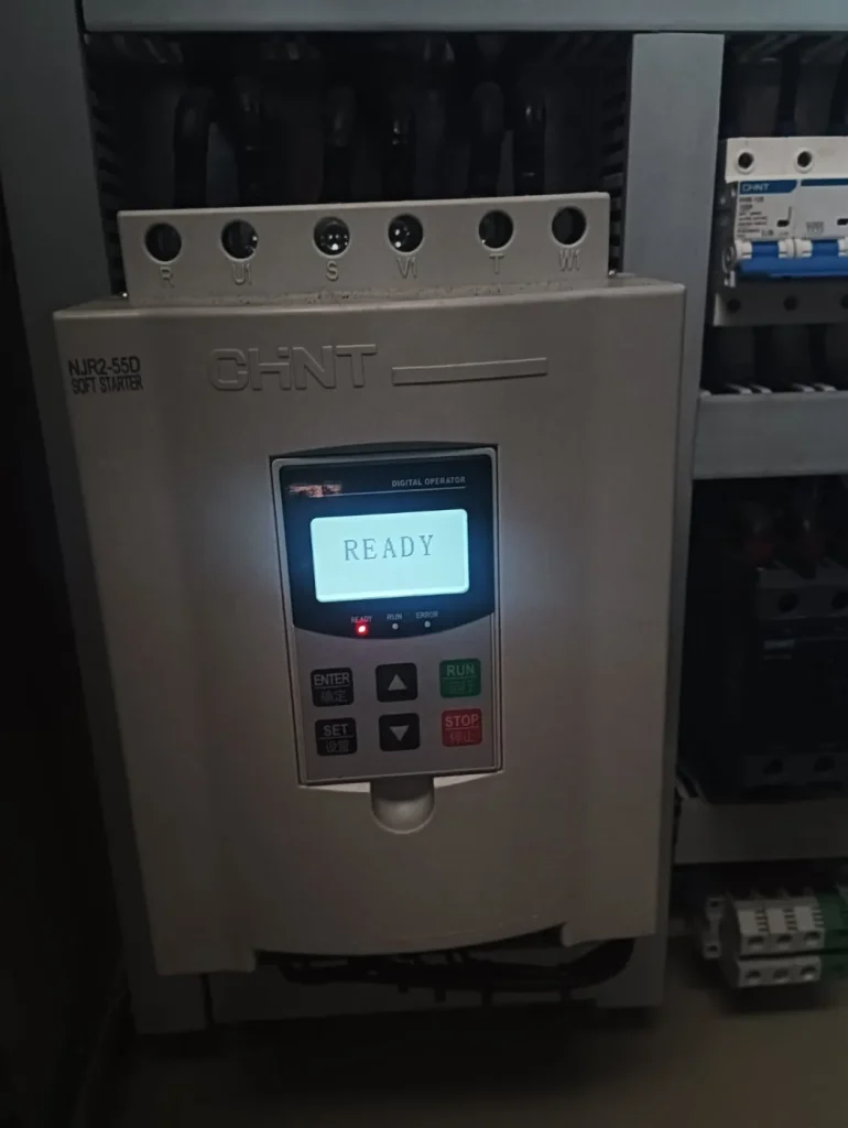Arrancador suave digital instalado en tablero eléctrico industrial, C+D