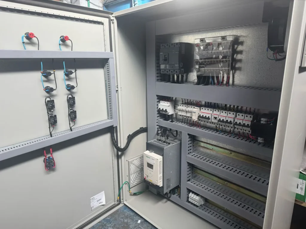 Tablero eléctrico industrial con arrancador suave, protecciones y borneras, C+D