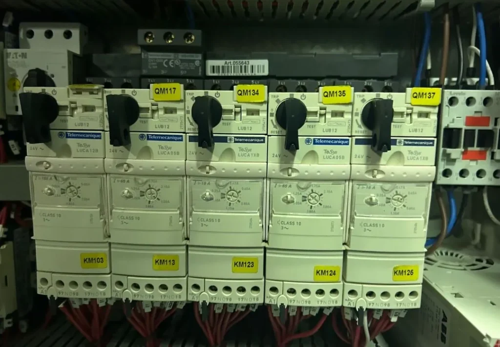Interior de tablero eléctrico con guardamotores y contactores rotulados, C+D