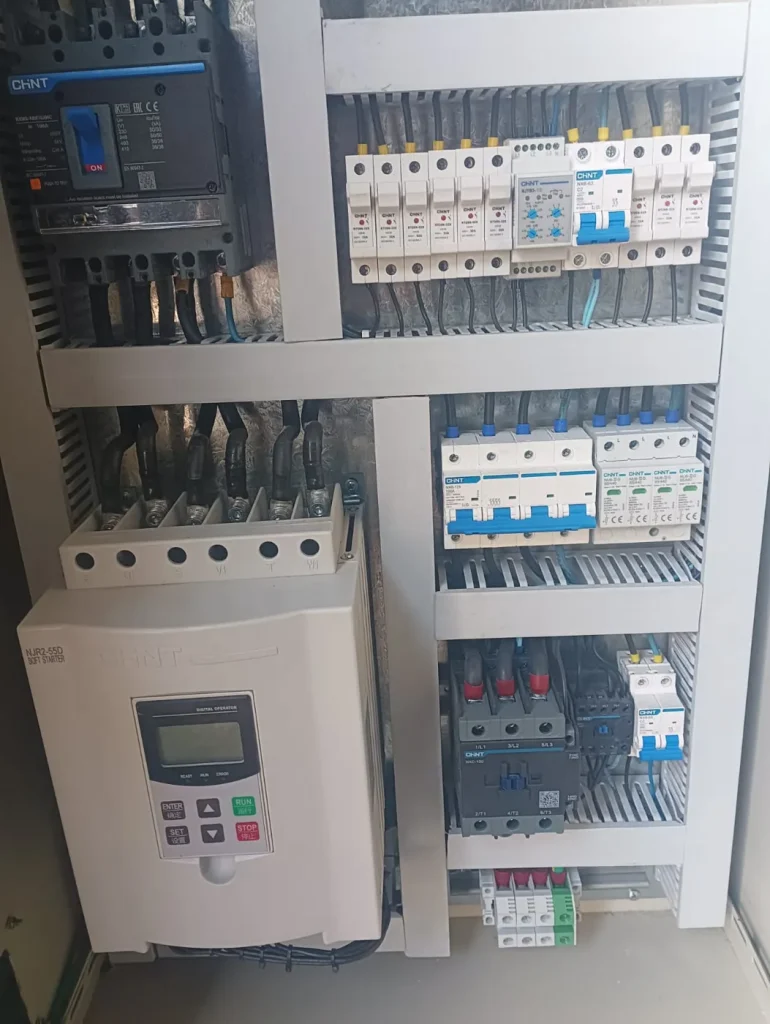 Interior de tablero con variador de velocidad, contactores y protecciones, C+D
