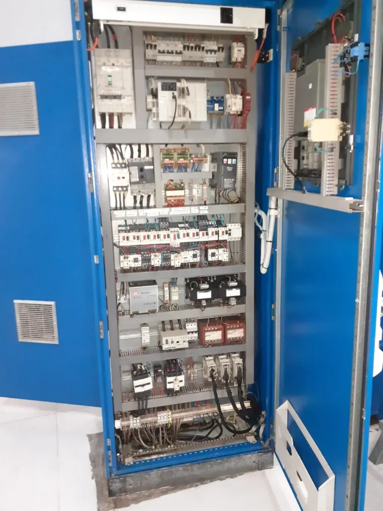 Gabinete de automatización con PLC y protecciones en Río Claro de Maule, Chile